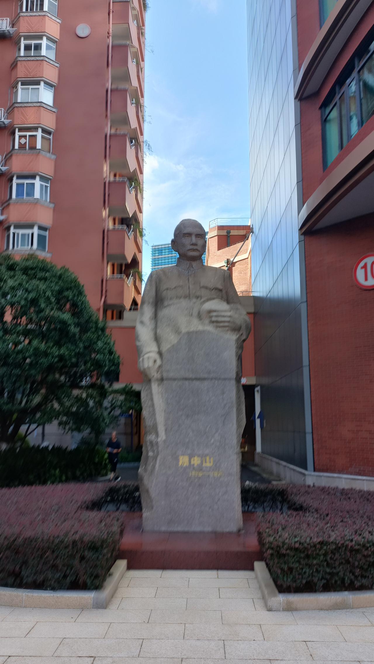 广场上的孙中山雕像，就像一座历史的灯塔，照亮着我们前行的路。
在广州孙中山大元帅