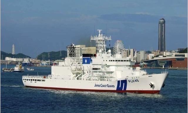 最新动态显示，日本海保大型巡视船“寒梅号”驶近台北淡水河口外海。舰名虽被传错，真