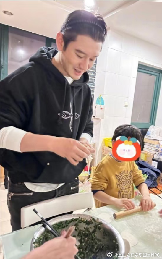 黄晓明谈孩子教育黄晓明说行善可以影响后代自己对父母的孝顺，孩子会耳濡目染地效仿。