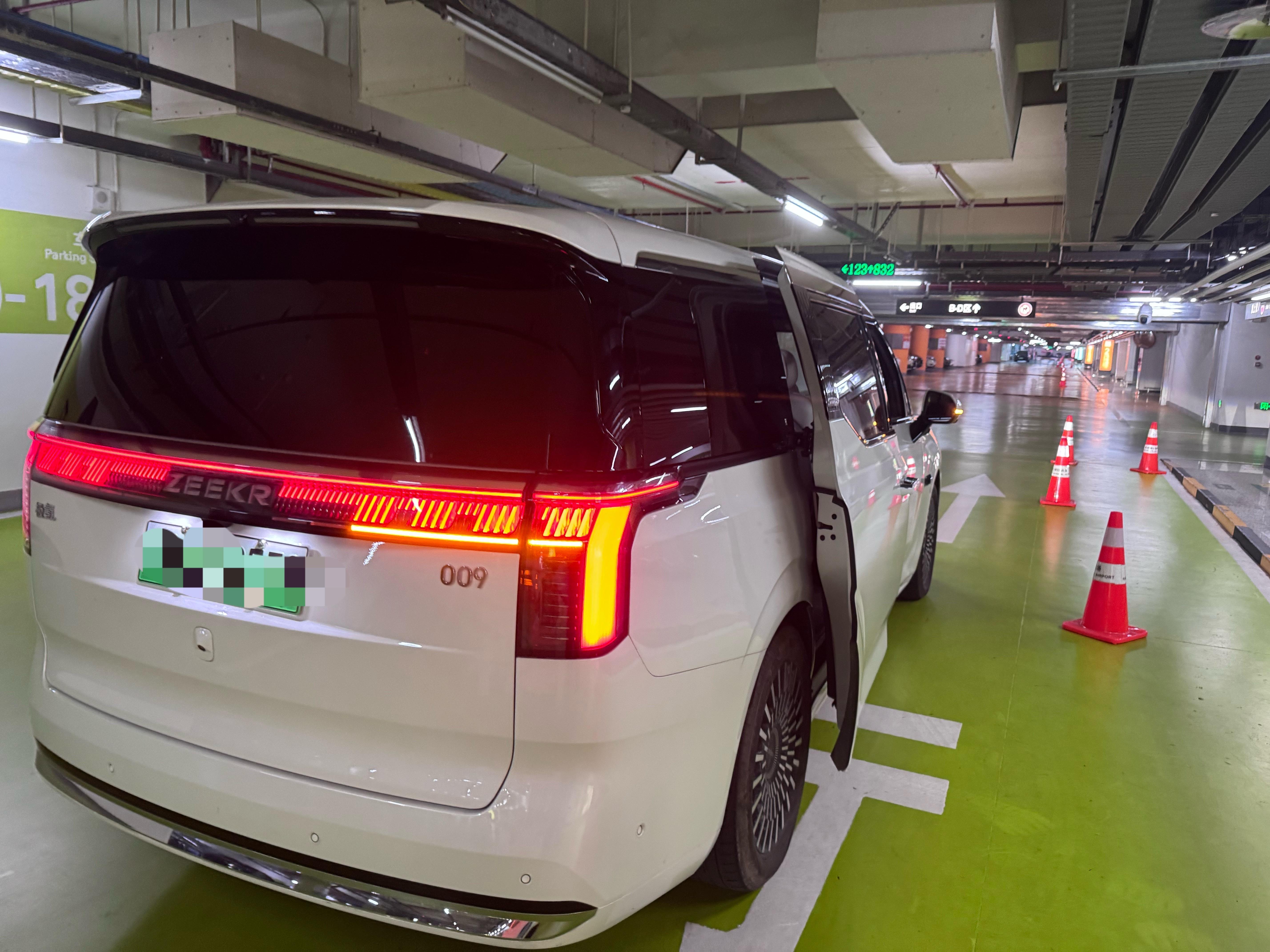 落地杭州了，朋友接机，回浙江还得是极氪009配啊，土生土长原汁原味 杭州