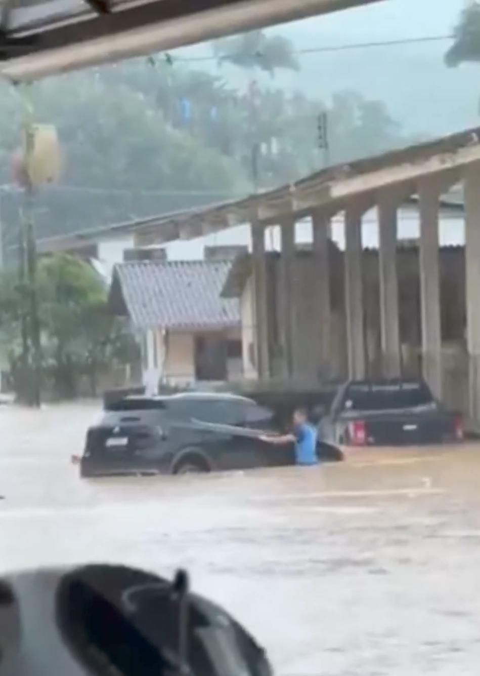 不久前，巴西圣卡塔琳娜州路易斯·阿尔维斯市遭遇强降雨引发洪水，街道沦为河道，多地