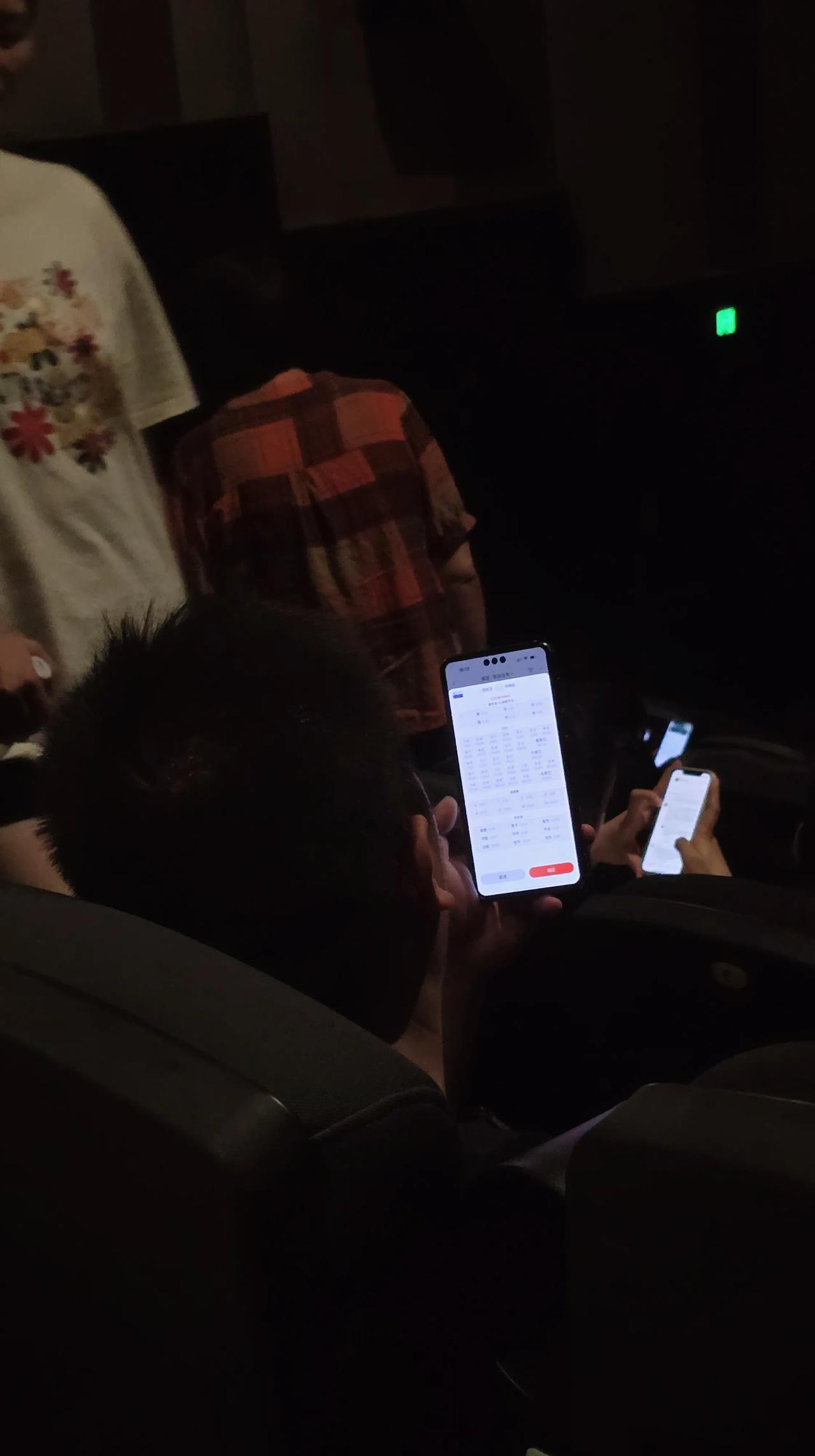 晒一晒你的世界杯预测看电影的时候，无时无刻都有人在看世界杯比分，不知道这个大哥中