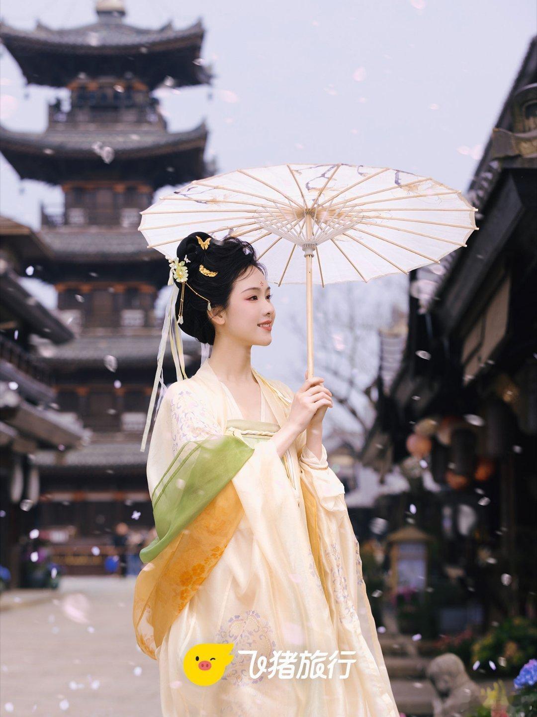 【#陈都灵清冷粉樱唐风妆#】唐风建筑和禅意小镇的搭配，真的是超级有味道呢！感觉就