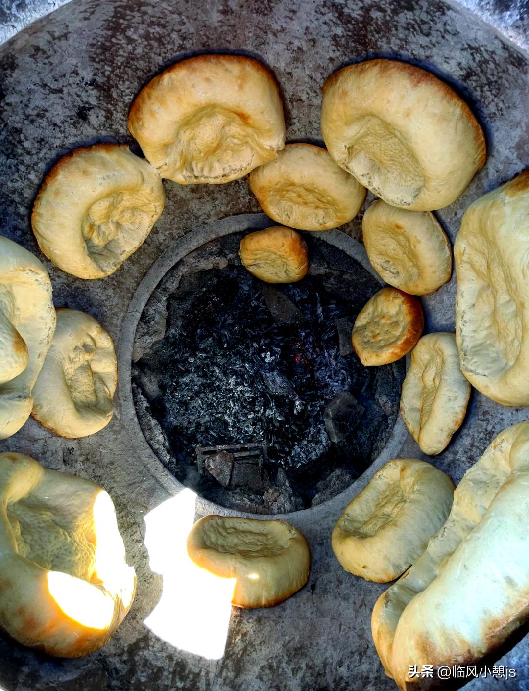 回家卖红薯、回家种地都无妨，偏偏回家打馕就遭非议？这事儿，实在值得好好掰扯掰扯。