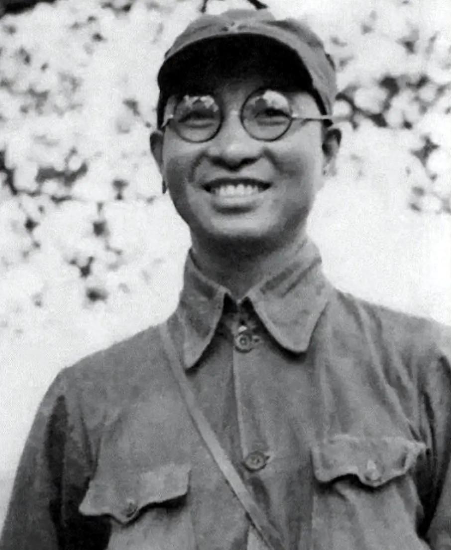 1952年陈赓提交哈军工校名称建议，周恩来审阅后提出保险考虑，最终决定删去其中两