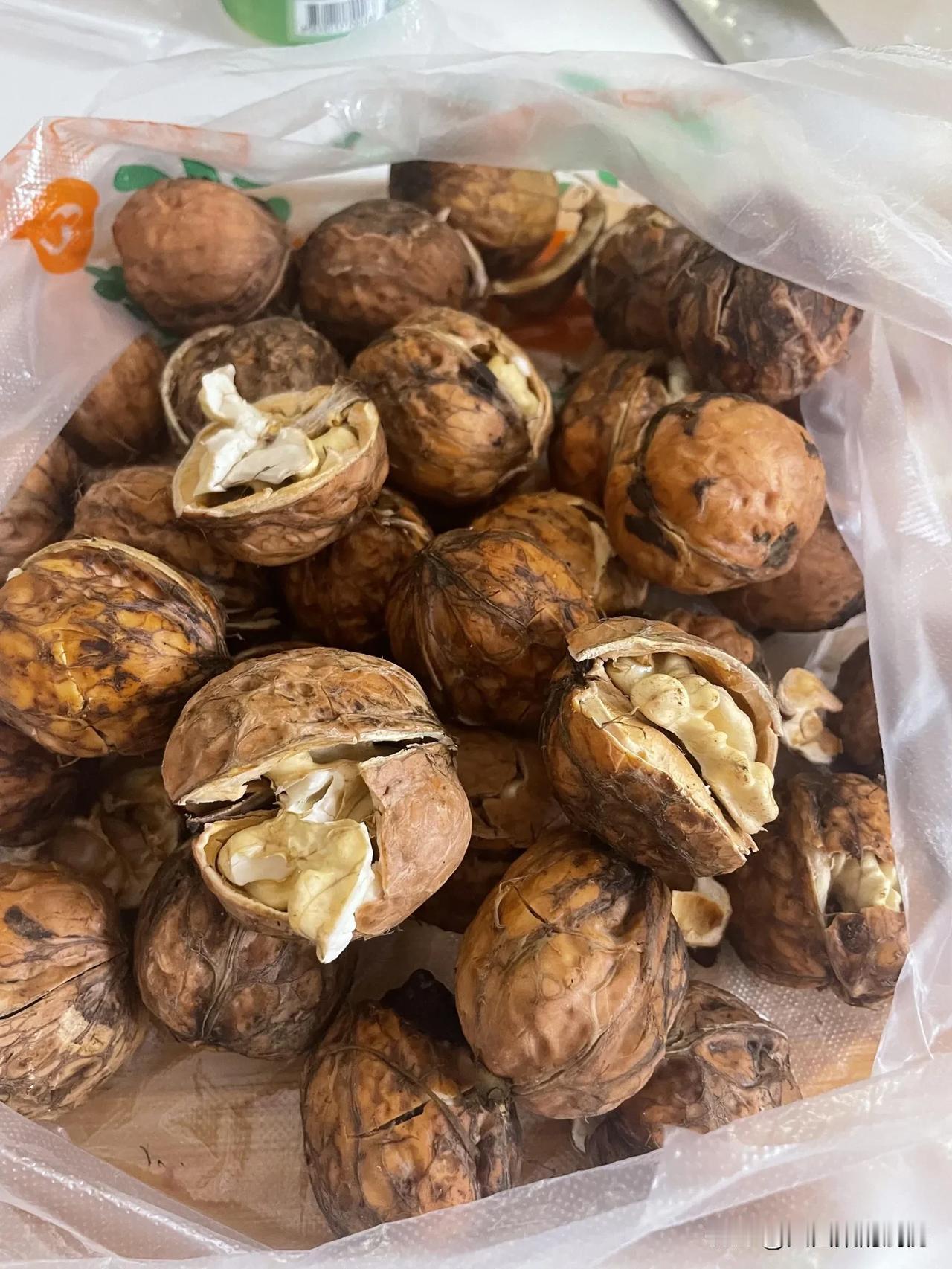 是不是只有陕西人吃这个鲜核桃太好吃了，好像只能吃一个月，后面就出油了，不甜脆了。