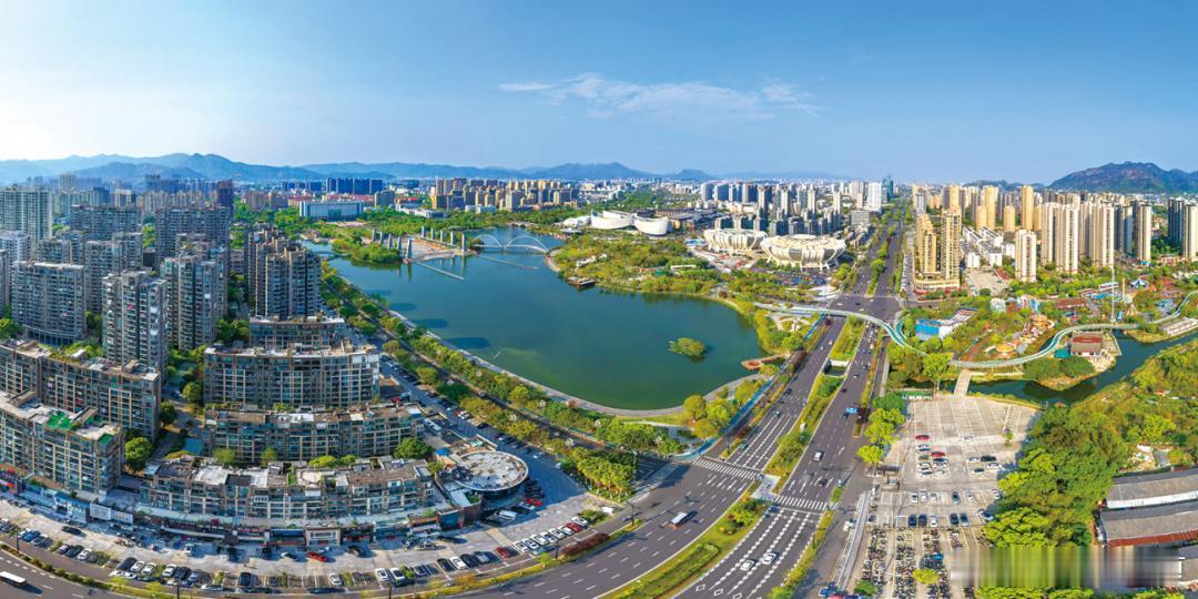 五月东海的风带着湿润气息吹过苍南168黄金海岸线，无垠的蓝与绿铺展开山海画卷，在