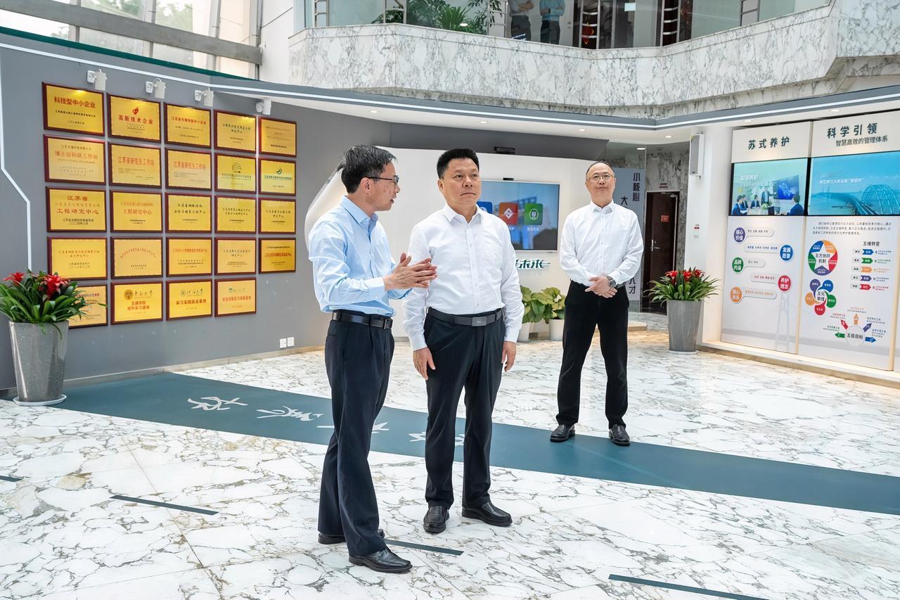 5月14日，江苏交控党委书记、董事长王先正到苏高技术调研，参观“苏式养护”展厅，