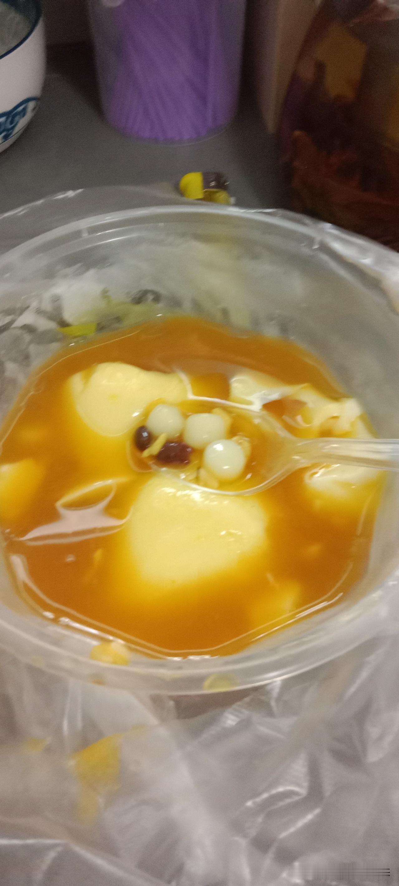现在的冰粉真是越来越离谱！本来冰粉就是冰粉，加点冰、葡萄干、珍珠、醪糟啥的还算正