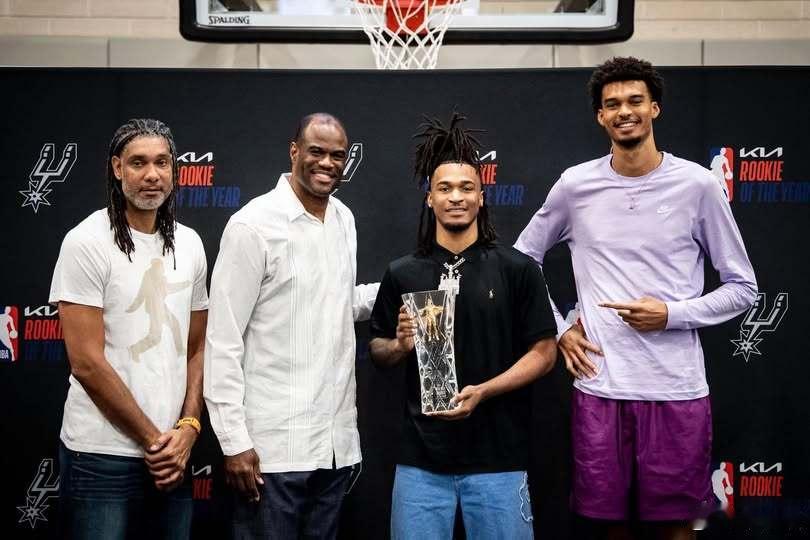 馬刺隊隊史上拿過年度最佳新秀的球員都來祝賀今年新科最佳新人Stephon Cas