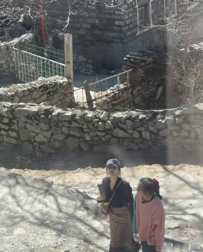网友偶遇赵露思山区做公益 赵露思在山区做公益被网友遇到，她的善举值得我们学习！ 