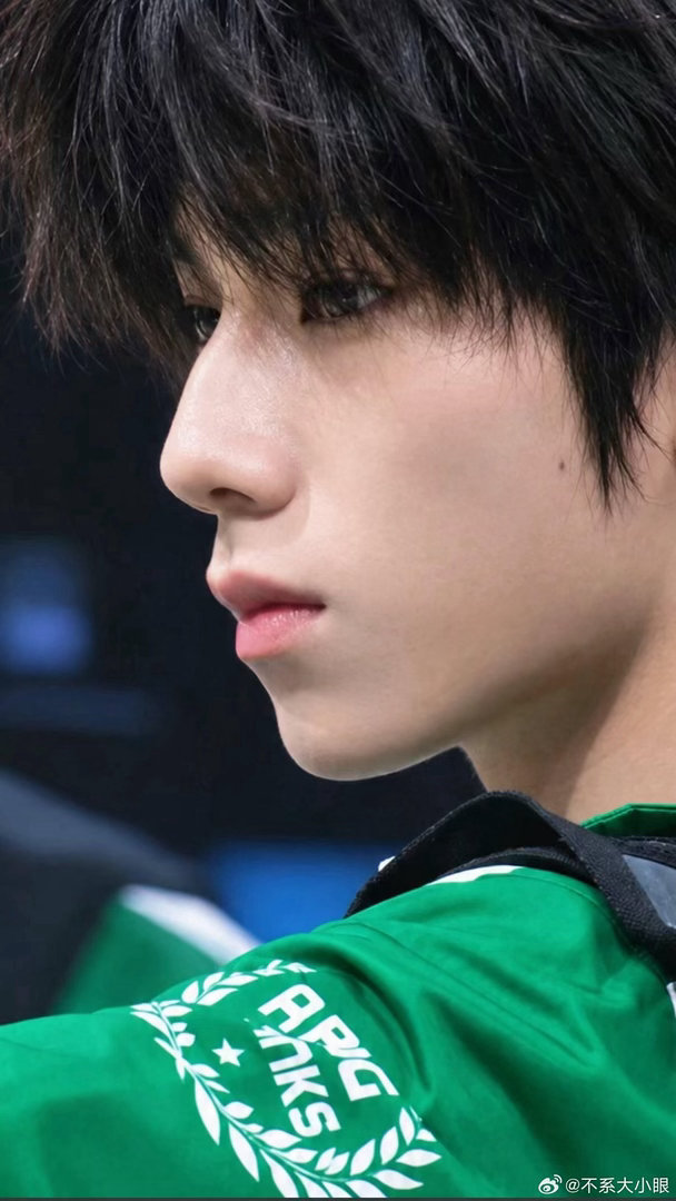 才发现杰哥脸上也有痣 怎么能有人痣都长的这么漂亮 ​​​