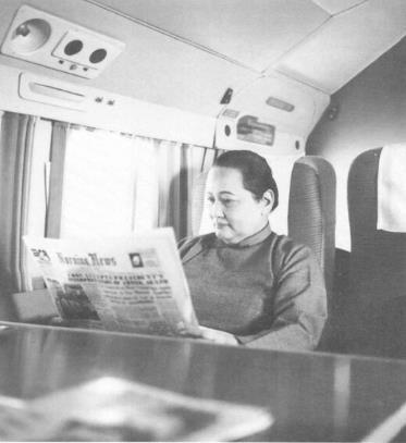 宋庆龄在阅读报纸