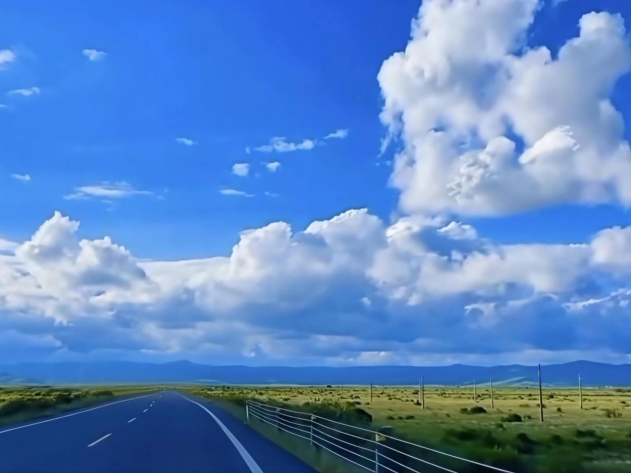 相册里超满意的照片中，蓝天白云层层叠叠，仿若被上帝揉碎洒于天际，白得纯粹，蓝得深