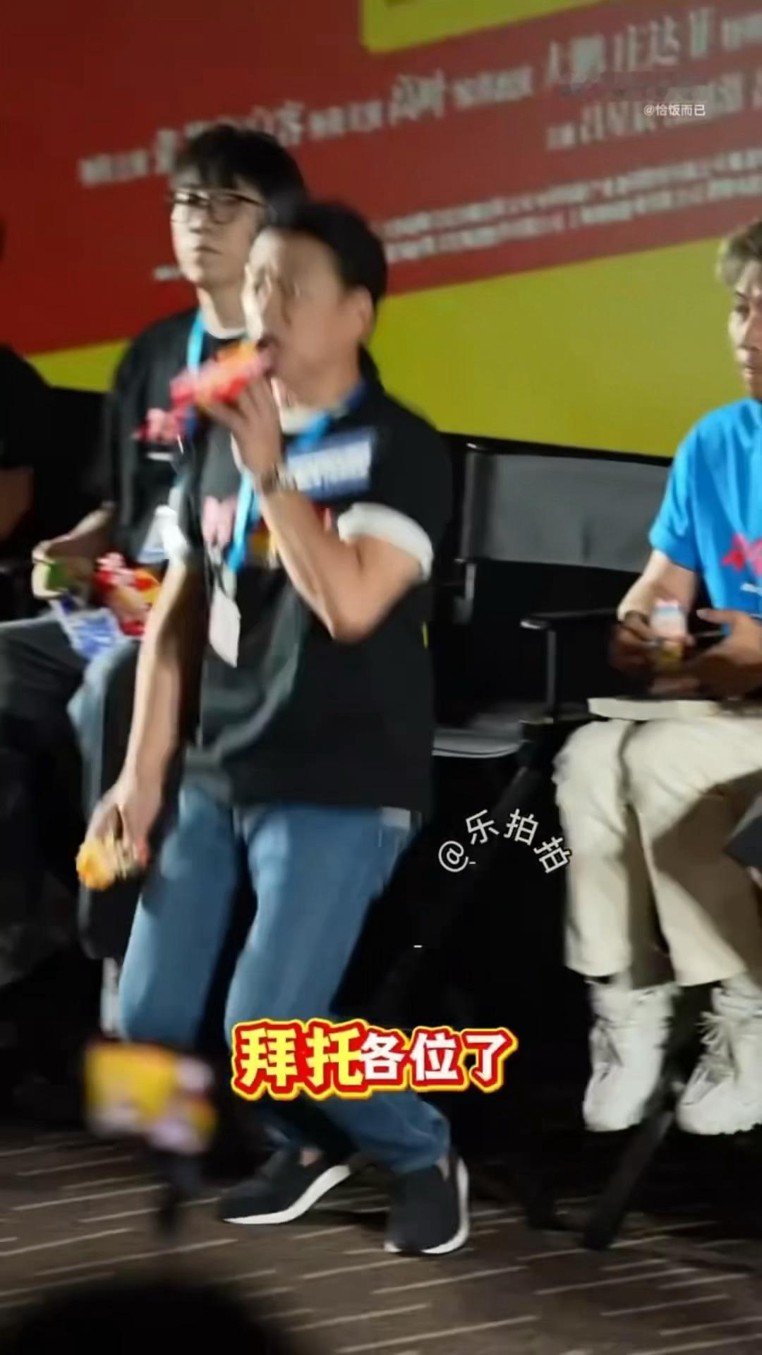 王耀庆下跪宣传《年会不能停2》 