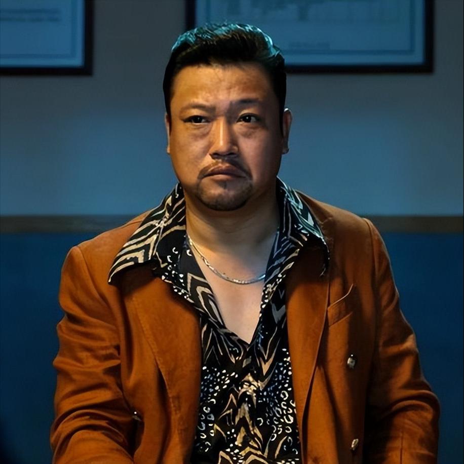 演员，贾冰说，在体制内，我活的好好的，领导还想提拔我一下呢，可是看了开心麻花的小