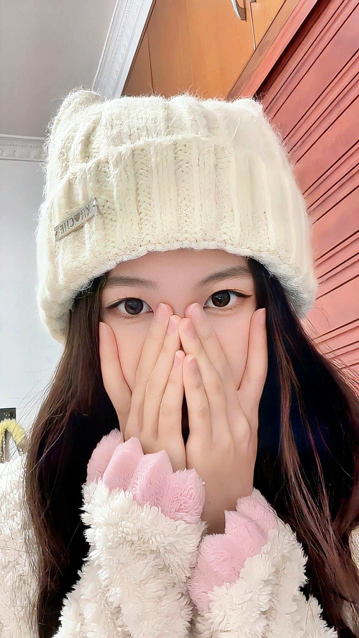 冬日穿搭指南：毛绒绒的帽子与外套，温暖又可爱！🌟🧥🎀