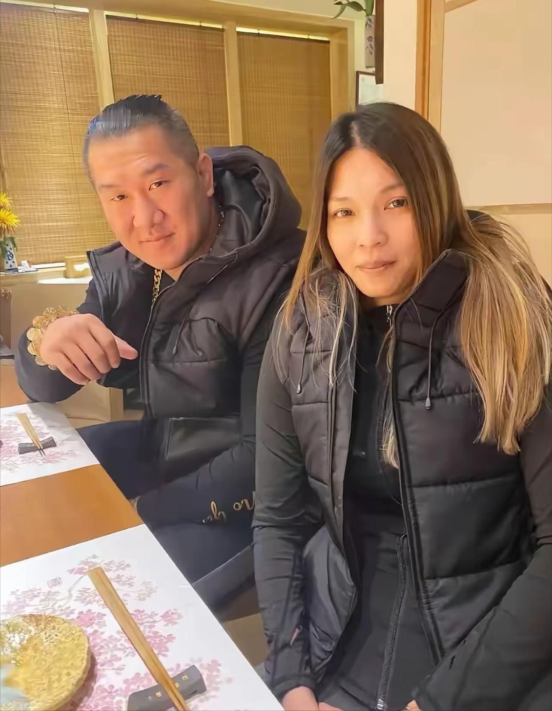 .台湾“馆长”的太太确实极少露面，馆长来大陆也不带上太太，由此可见馆长心里有数。