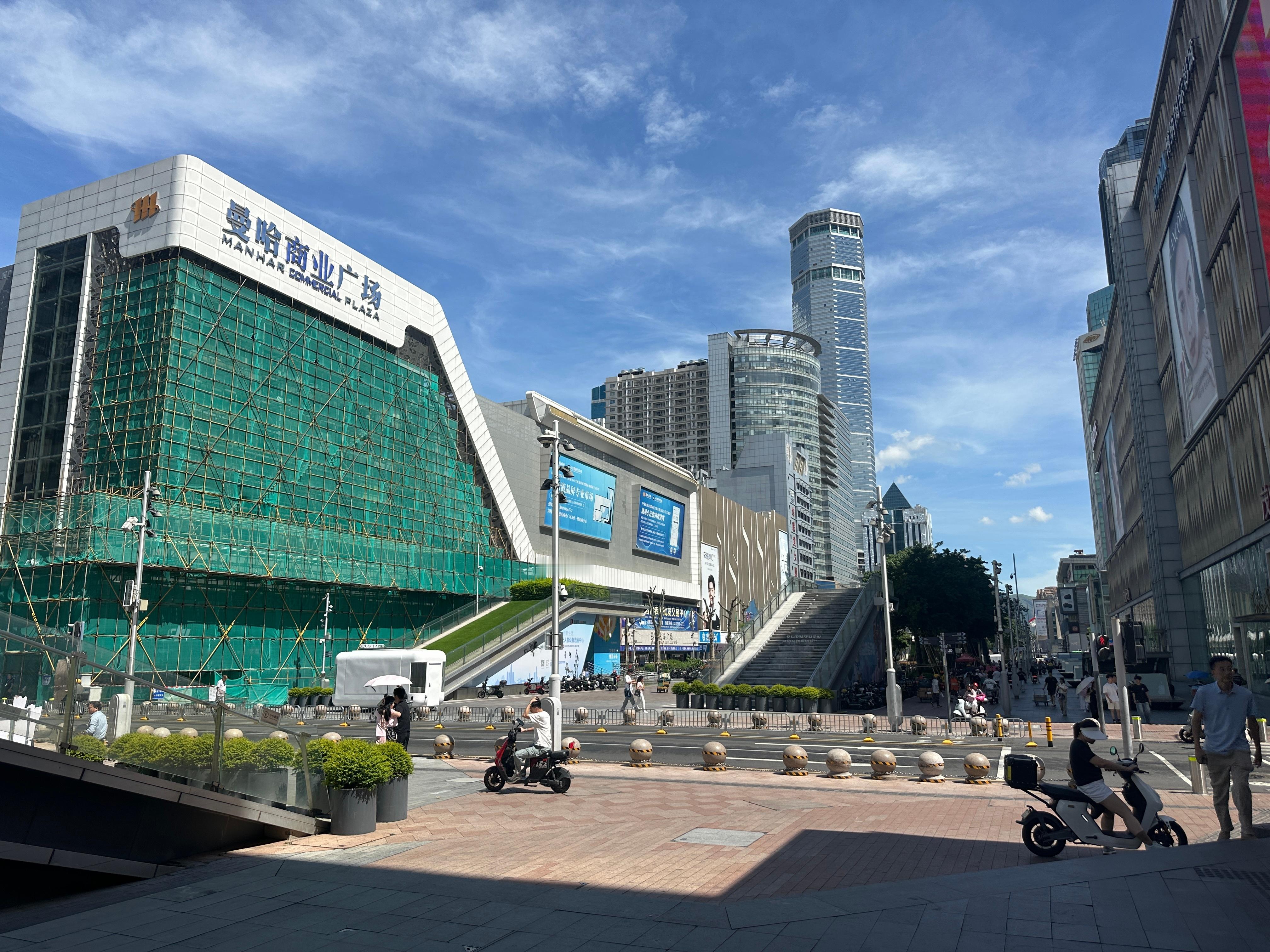 自从搞成人行道不通车之后以前的华强北就没了现在好冷清啊  ​​​