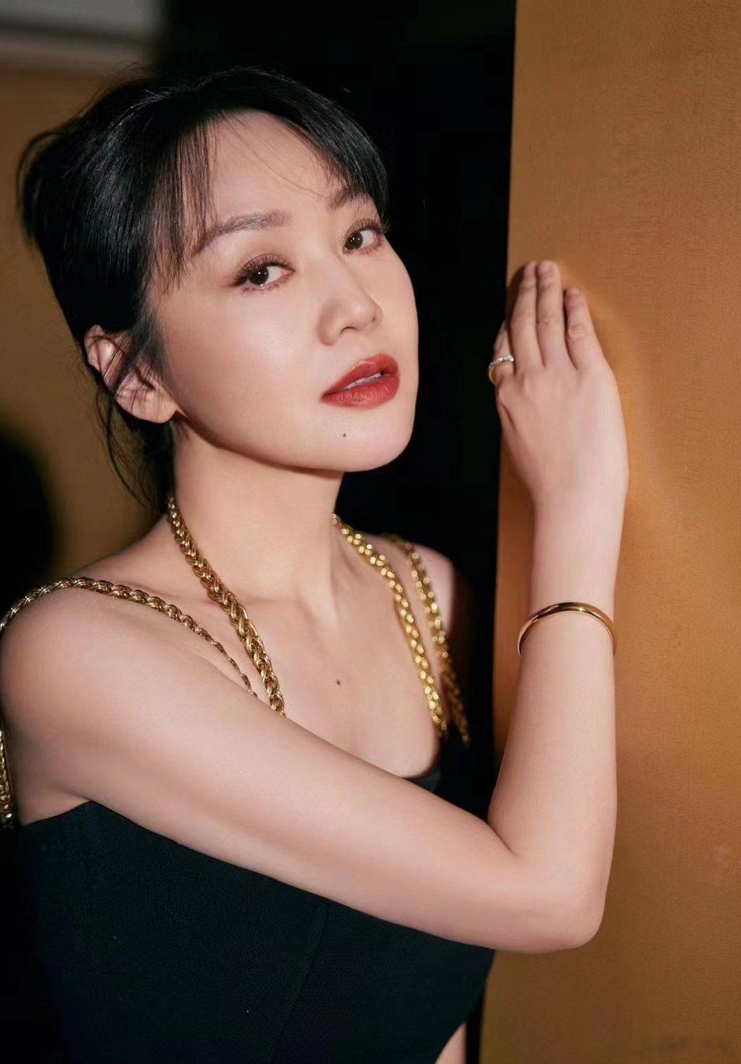 #闫妮微醺的风吹进cos圈# 闫妮的微醺之美，如同冬日的暖阳，温暖而又不失力量。