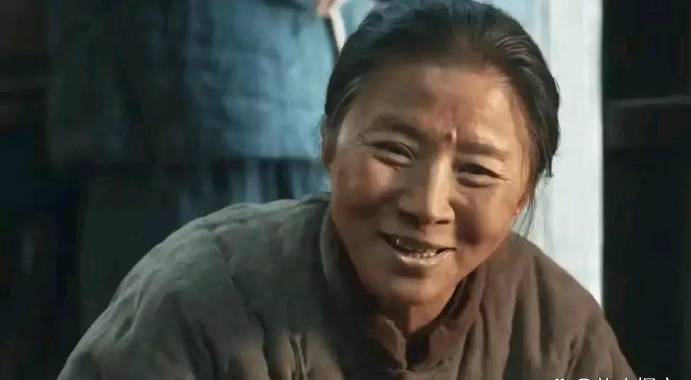 看完生万物后，我被封大脚娘彻底征服了！她哪是在演戏啊，分明就是咱们村里走出来的长
