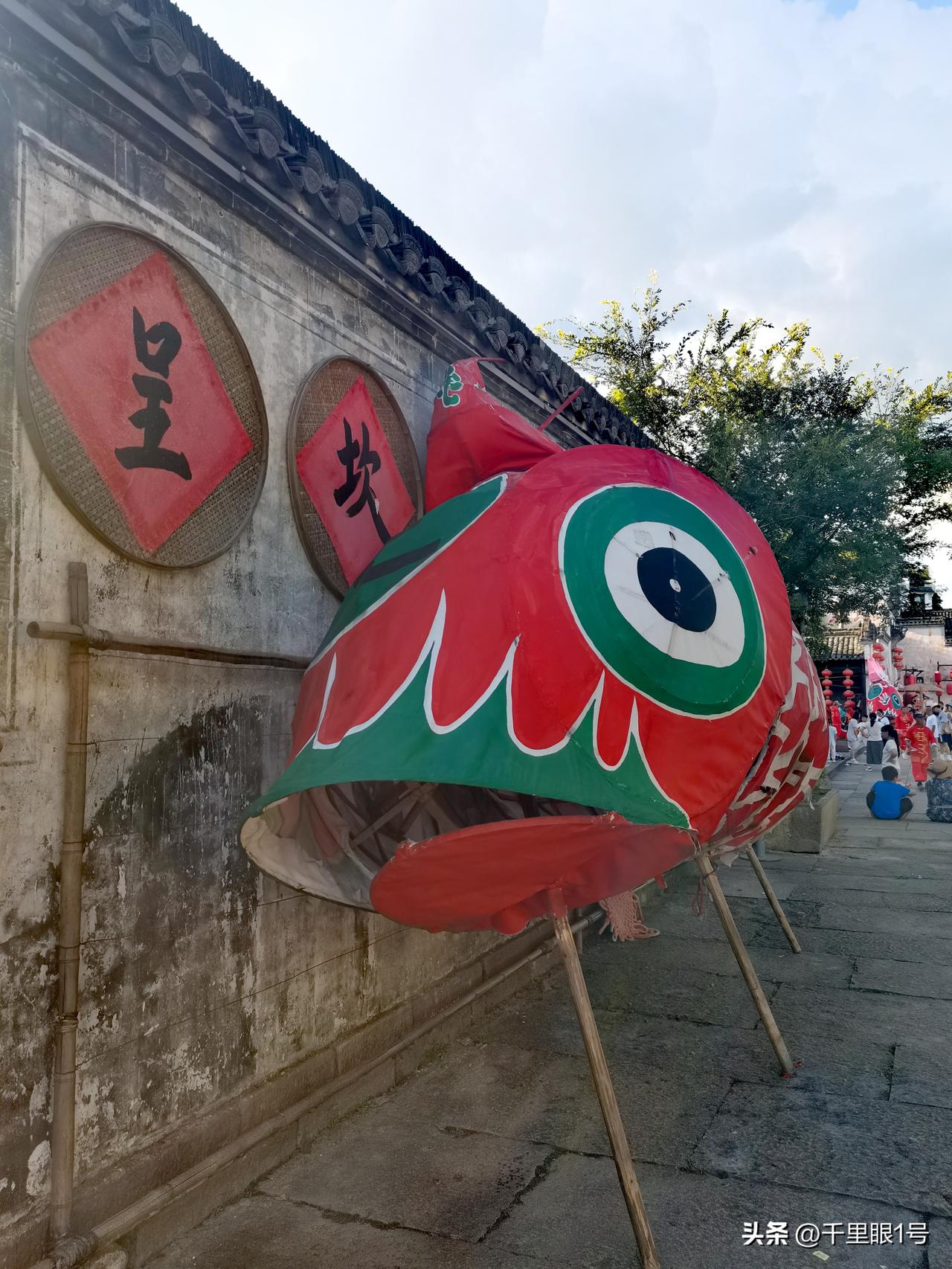在黄山的呈坎旅游，蛛网般的村子走了几个巷子就迷路了。幸好有个老太太，自告奋勇给我