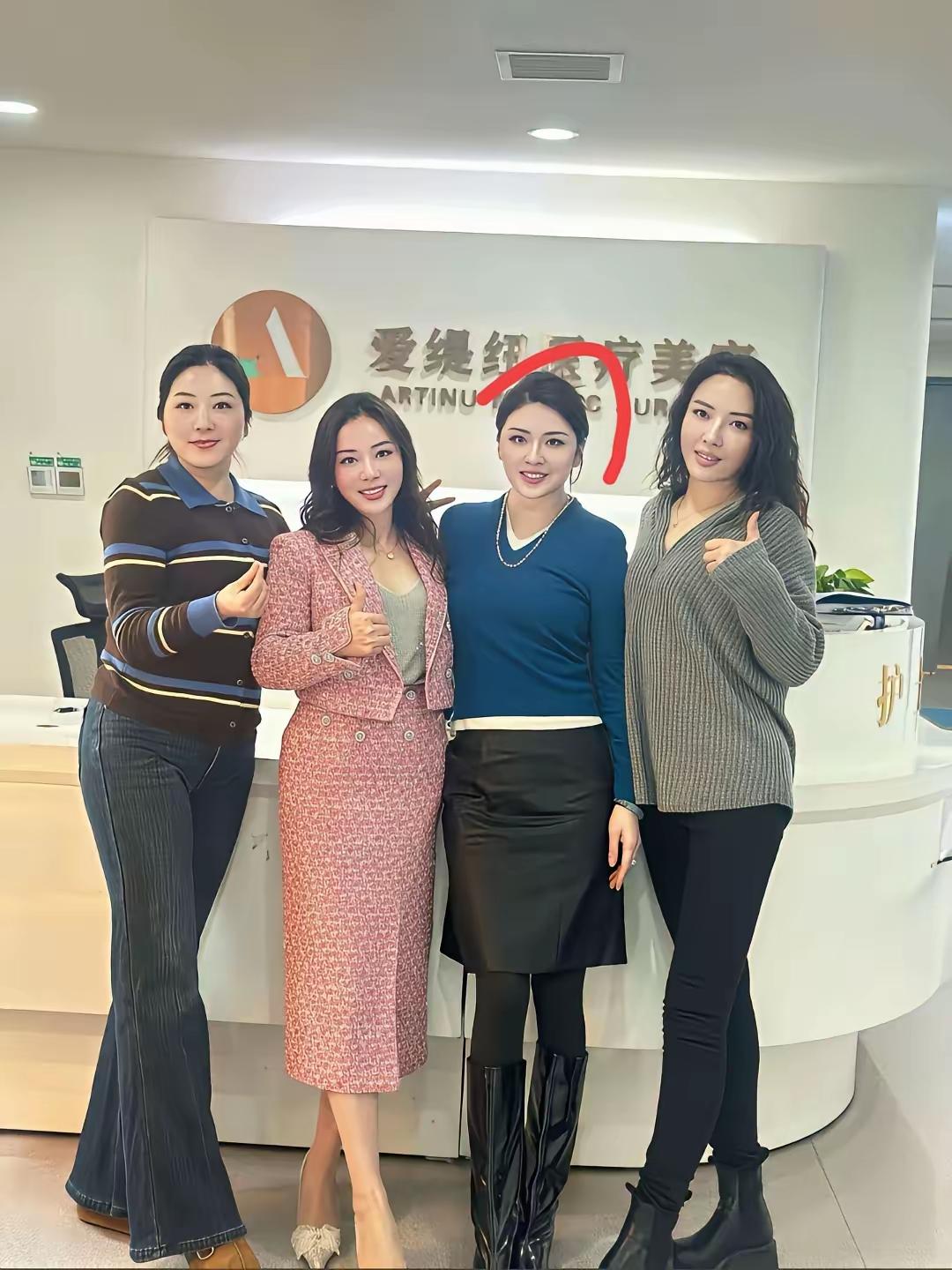 四个美女都这么漂亮丰满，原来是一个美容医疗中心的，这样的女人应该不是原装的，是不