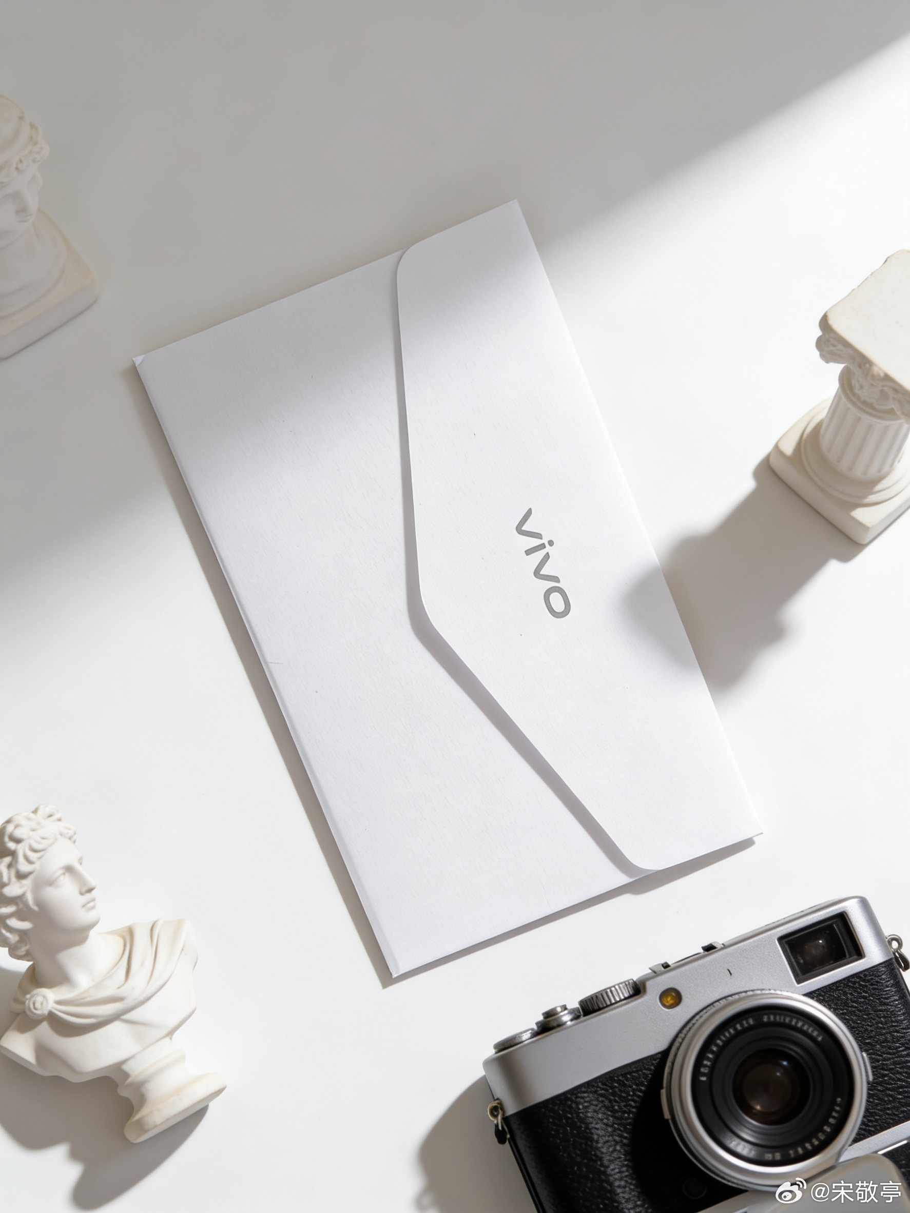 刚收到vivo X系列发布会邀请函，这抹「胶片绿」也太春天了吧～和丽江的氛围简直