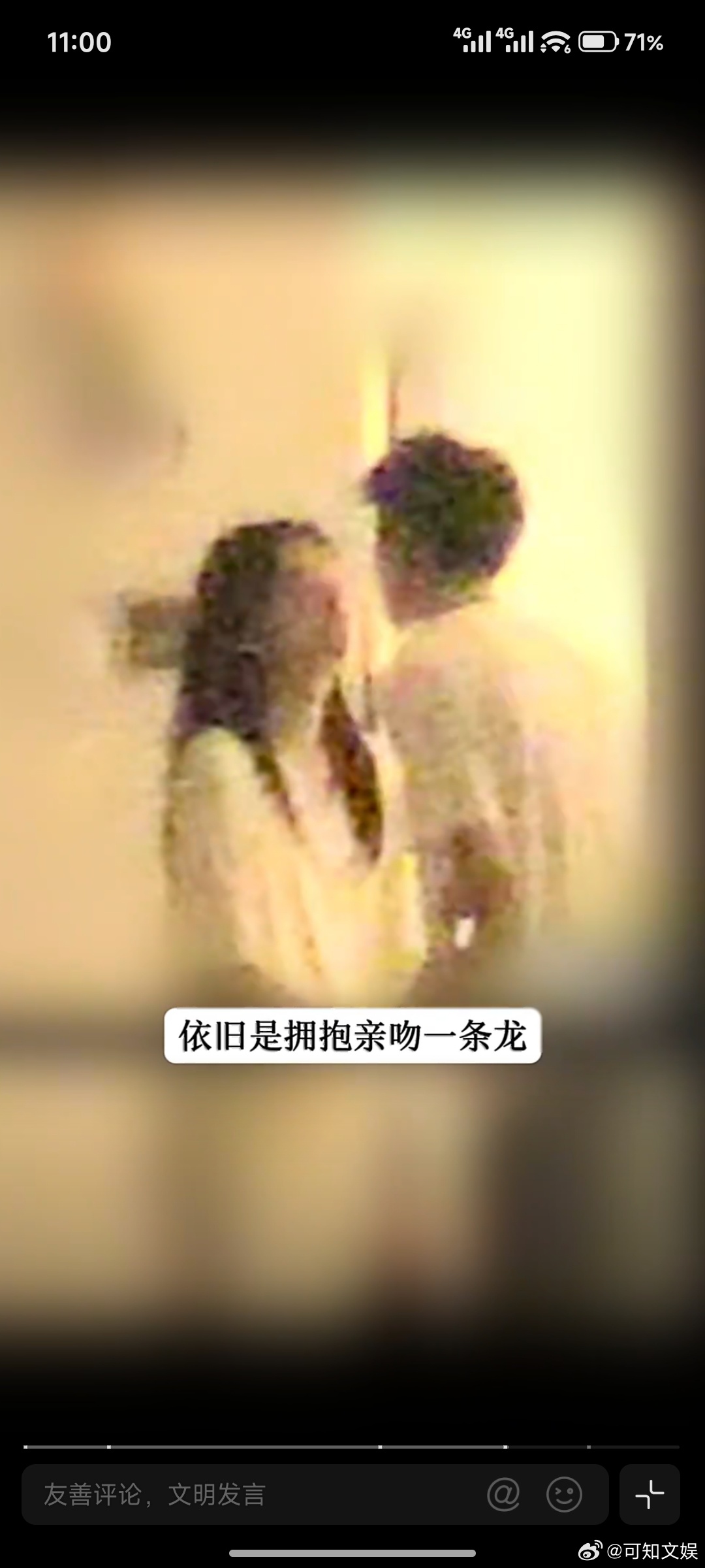 周也拥吻男友周也把手伸进男友衣服抚摸周也拥吻男友好像拍偶像剧，甜甜的 