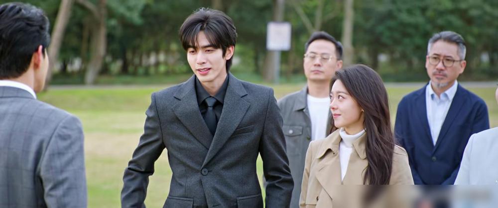 《骄阳似我》第31-32集预告：林屿森和聂曦光一唱一和的把盛行杰给气得够呛。
