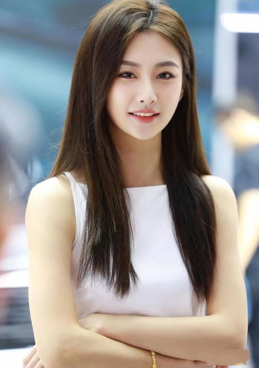 苏宁的美丽，那真是让人过目难忘。她本名栾书宁，1996 年出生在山东济南，1 米