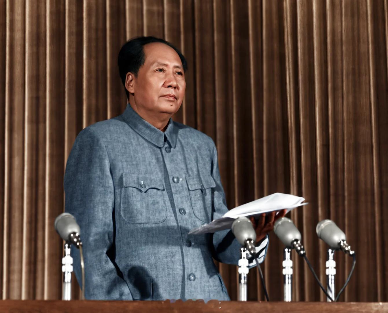 毛泽东同志 这是毛主席在第一届全国人民代表大会上讲话的镜头。“我们正在前进，我们