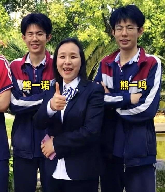 19年死磕在同一个班，高考查分一个678一个677，仅仅差了1分！
这俩宜昌双胞