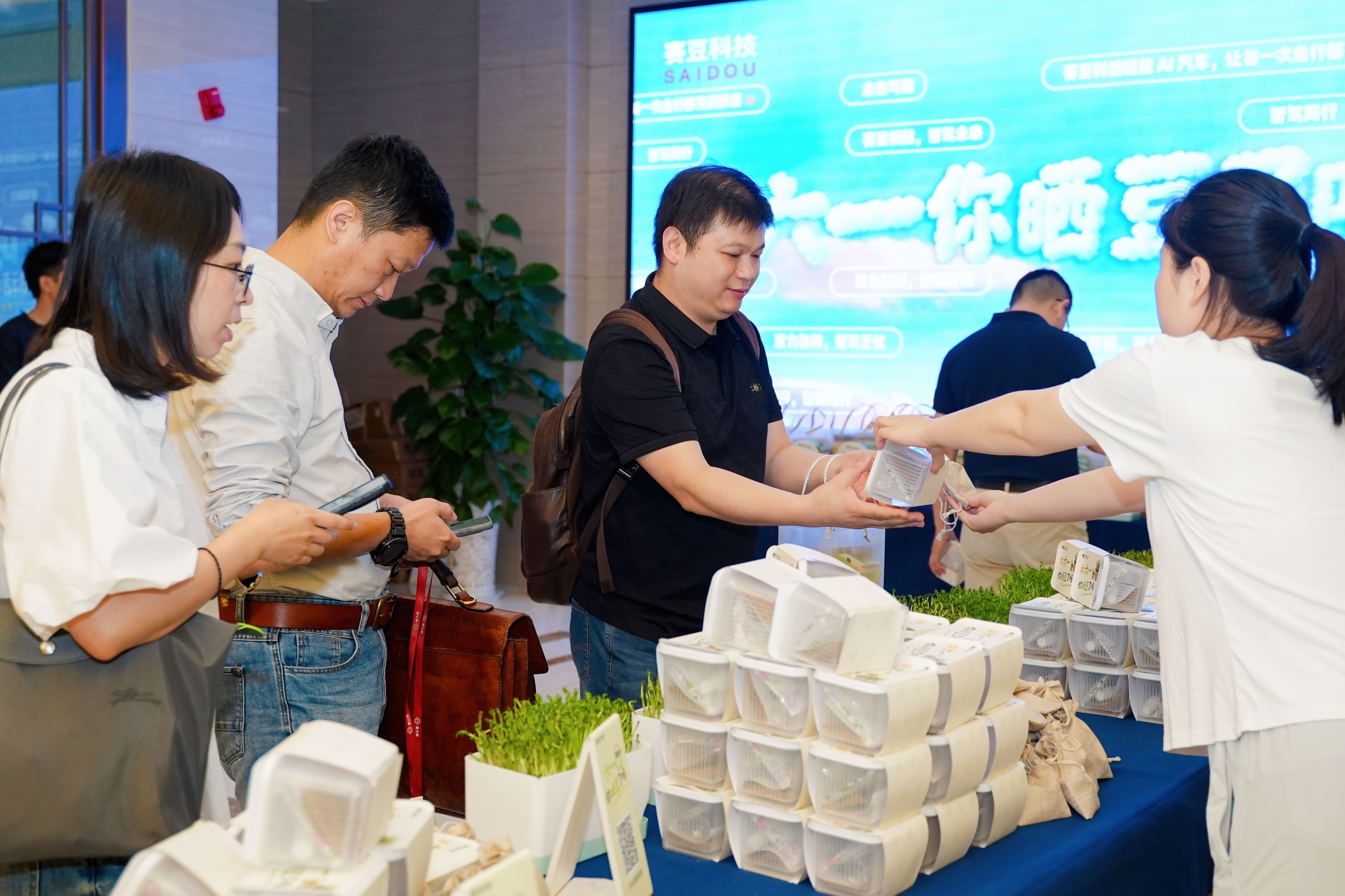 以为赛豆科技六一晒豆只是赛博玄学？格局小了朋友们！表面看是全员许愿吃豆餐，背地里