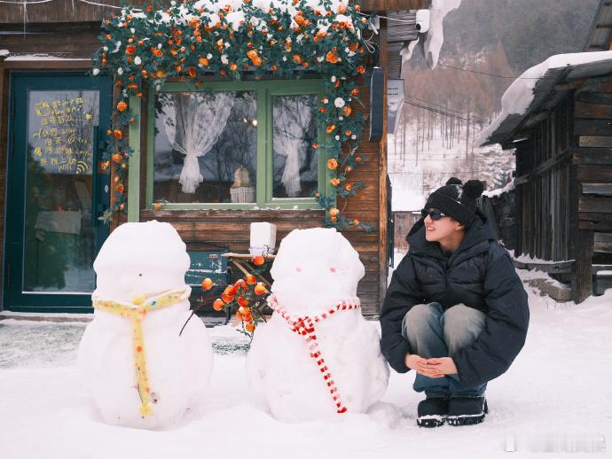 王一珩和东北虎雪狸合照  王一珩又寄来东北明信片 王一珩的东北明信片，是他生活中