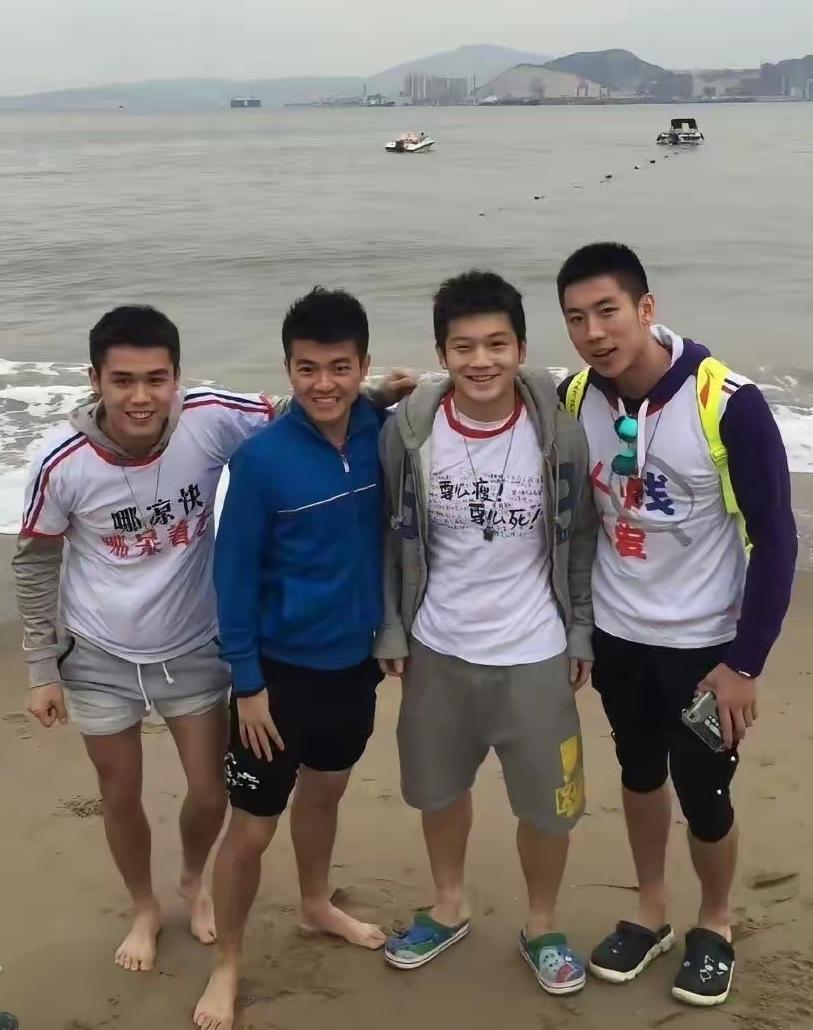 4位乒坛球员同框：穿着写有'要么瘦要么死'T恤的樊振东眉欢眼笑，清爽亮眼；光着脚