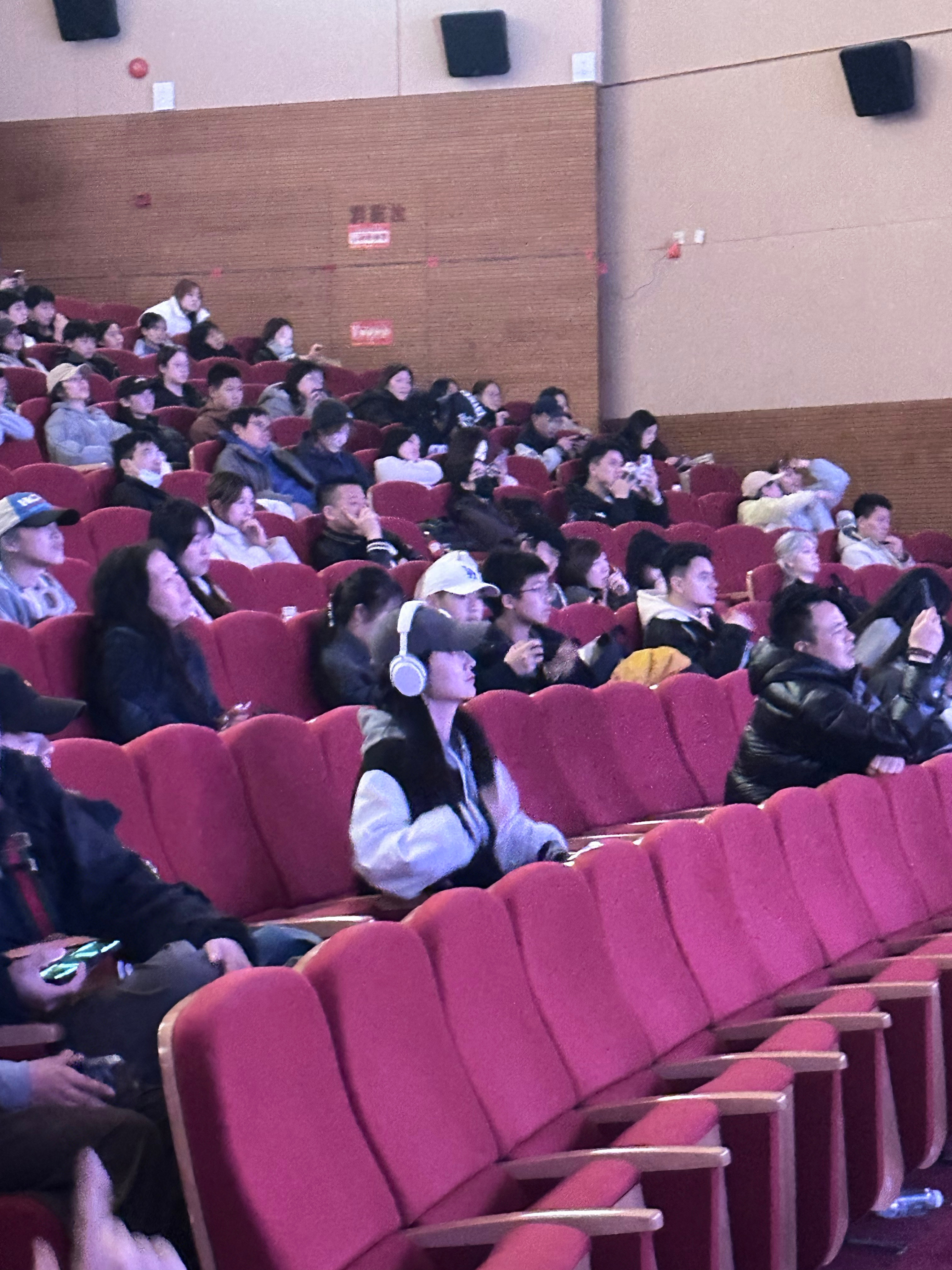 都过十点半了，朵教主看街舞比赛的兴致还是很高！作为车评圈跨界街舞圈的第一人，她一