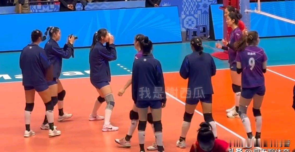 在天津打的第十五届全运会女排赛场上，河南队赢了四川队的比赛结束后，四川队员全排着