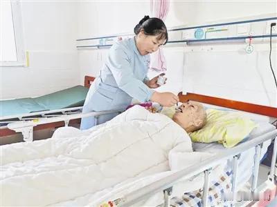 #医院为什么让病人请护工?#因为他们互相存在利益关系，护工只是体系外的临时工，想