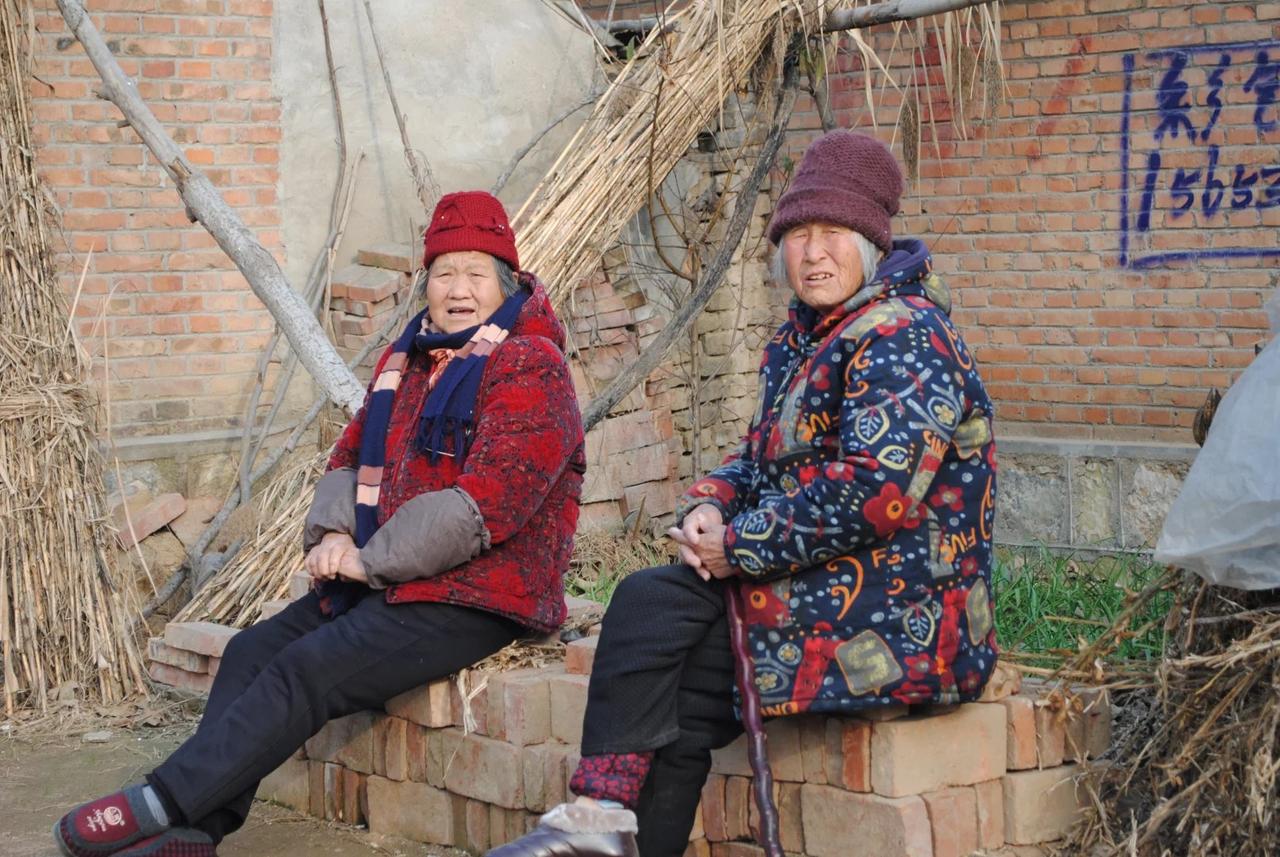 我今年60才明白：晒太阳出汗，跟跑步出汗真不是一回事！
 
我以前可犟了，总觉得