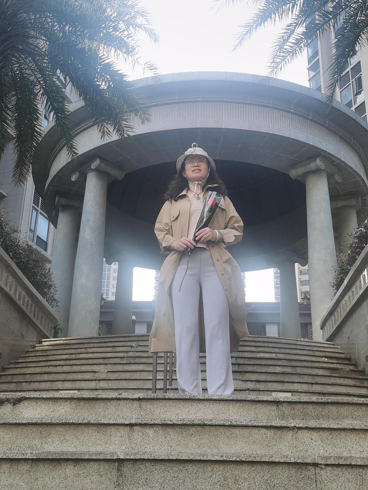 老伴刚出住宅楼到小区，迎面走来小区物业管理人员，递上一只玫瑰花，说道，女神节快乐