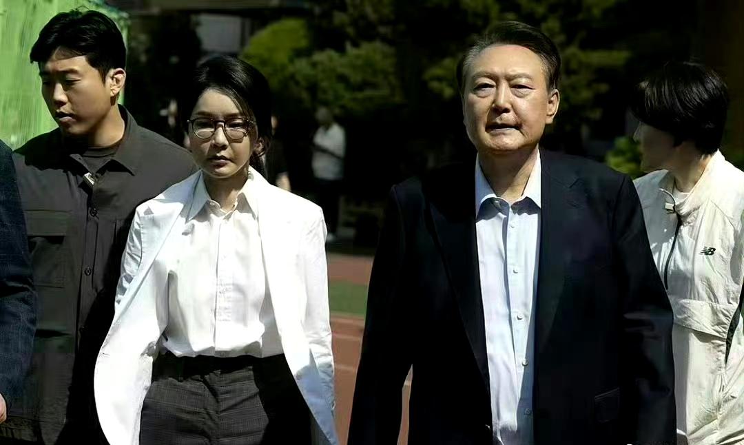 韩媒称，在紧急戒严发布后，尹锡悦夫妇两人之间爆发激烈争吵。戒严后当晚，金建希怒斥