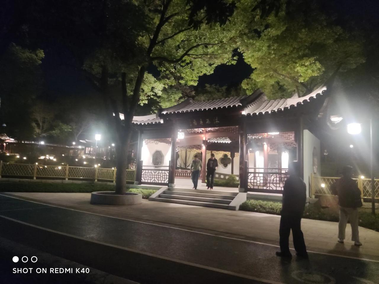 秋凉气象新，近翻QQ篇。
时觉青春意，也学陶翁潜。
#秋日生活打卡#

十月国庆