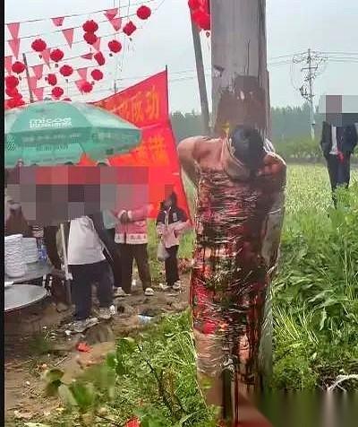 河南尉氏县一个新郎，大喜的日子，没进洞房，先被绑上了电线杆。
头上扣着个猪八戒面