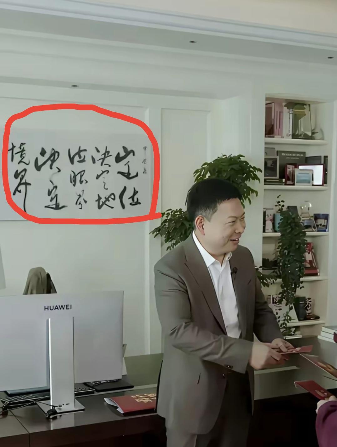 之前在老单位见过这么档子事，才明白领导对员工的降维处理：
两个老员工为报表格式吵