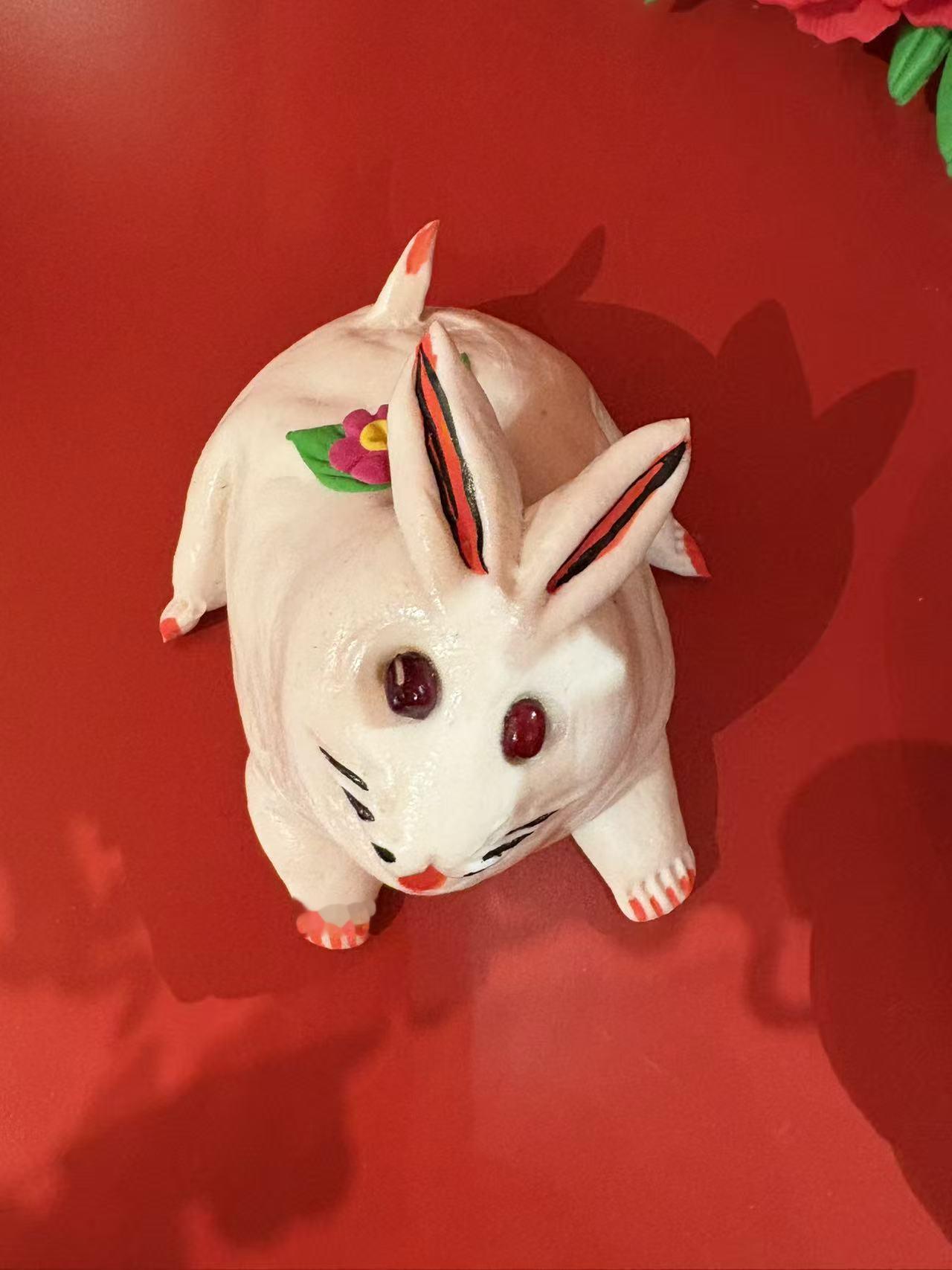 最近看到个上联“祥龙翘首吉祥到”，挺有意思。有人对“玉兔撒欢金玉来”，这对得妙啊