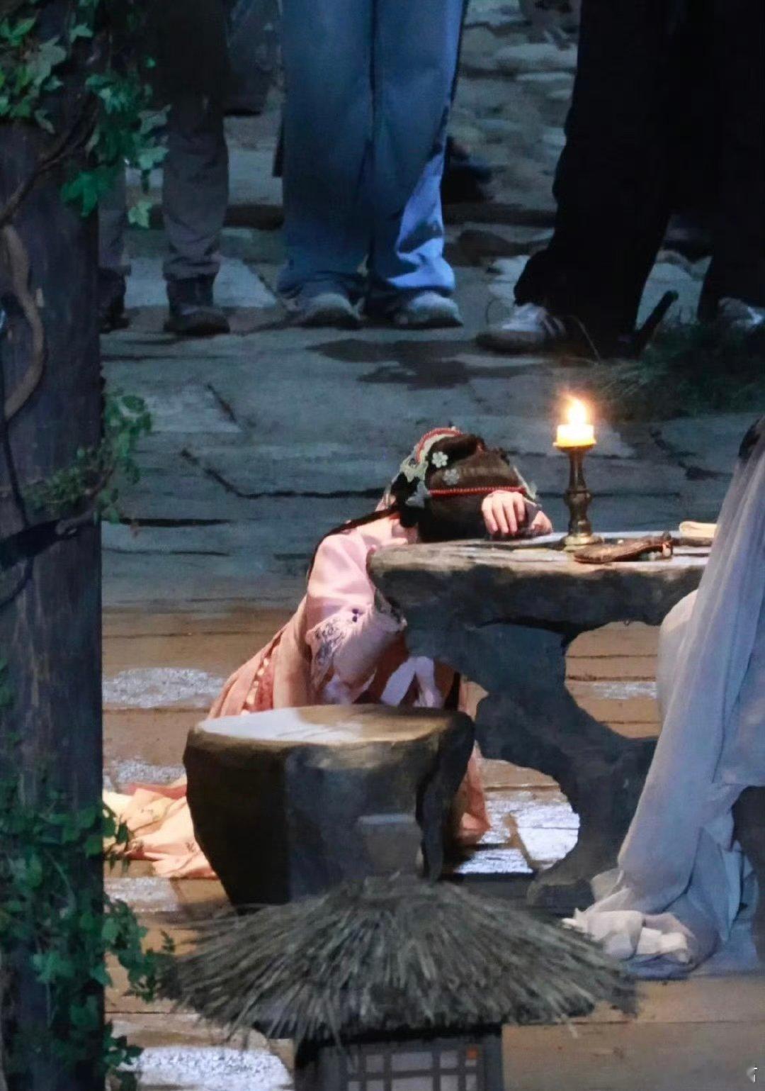 鞠婧祎不吵不闹鞠婧祎又爬起来继续拍戏鞠婧祎又爬起来继续拍戏，真的很拼 ​​​