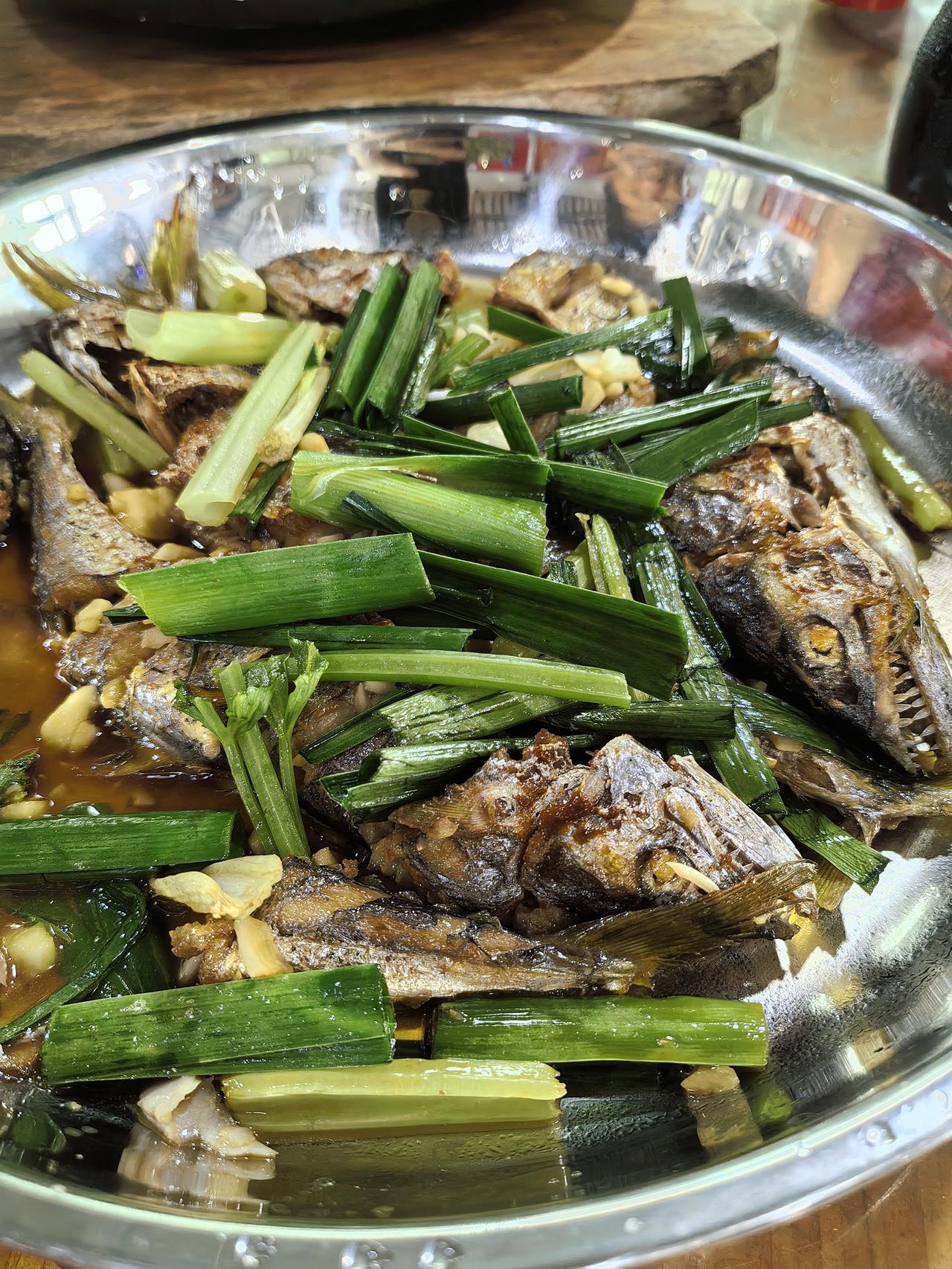 今天去吃农家菜，其中有一道是焖焗马鲛鱼，服务员端上来的时候，很不好意思地说弄错了