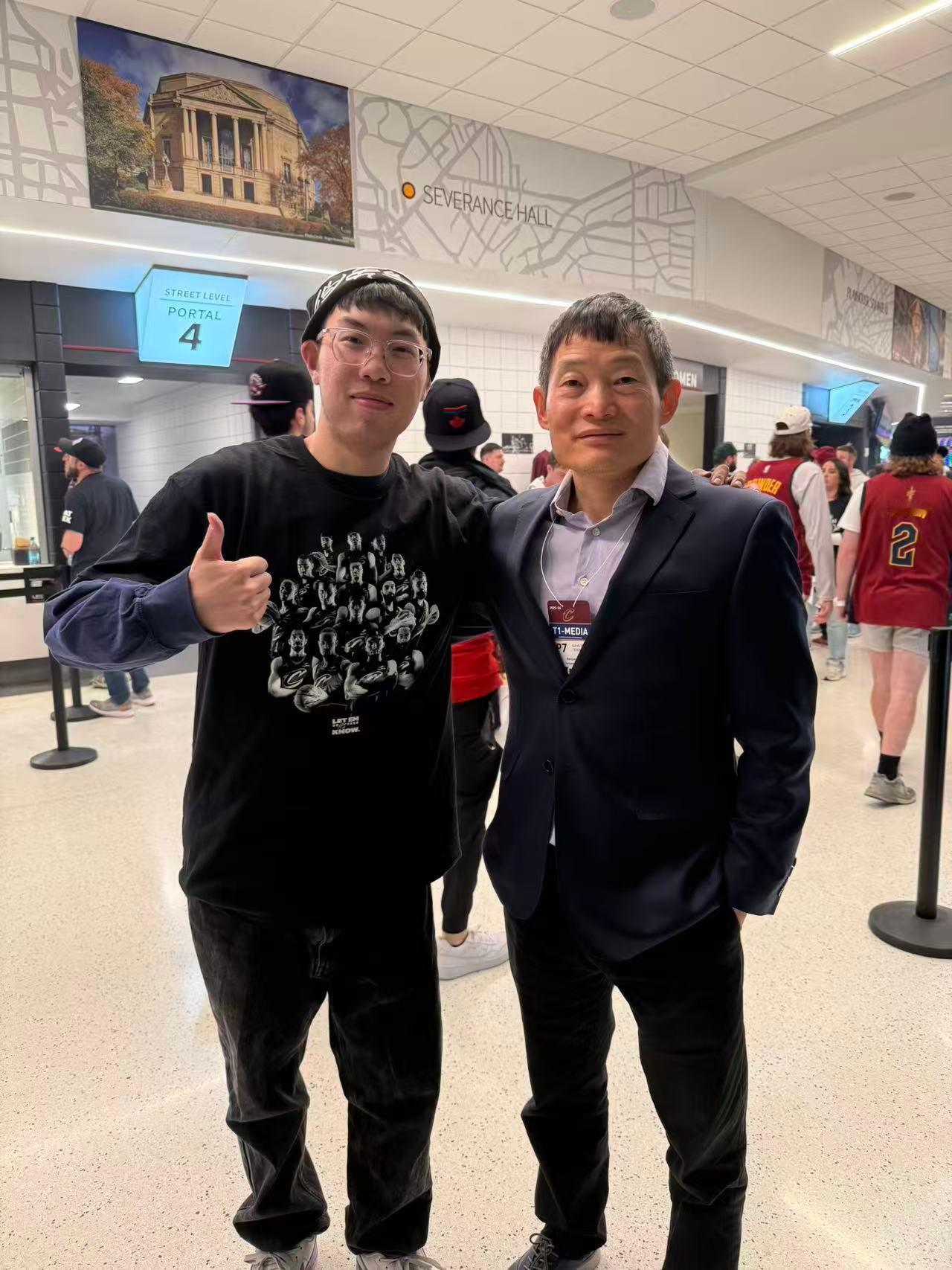 这哥们江苏人，从多伦多来克利夫兰看了 G7。多伦多大学体育媒体专业的， 体育相关