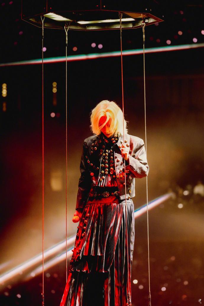 华晨宇期待跟大家在火星乐园2.0见面华晨宇凌晨三点多发文，这是又失眠了吧，生日场